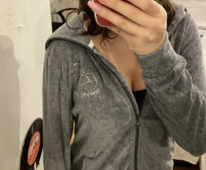 Kofta / tröja - Inte mina bilder! Fin kofta / tröja storlek xs! Använd några gånger till skolan bara ( tvättas innan jag skickat )