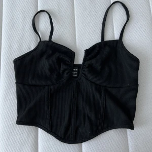 Topp - En svart topp, aldrig använt. Köpte från SHEIN, storlek S 