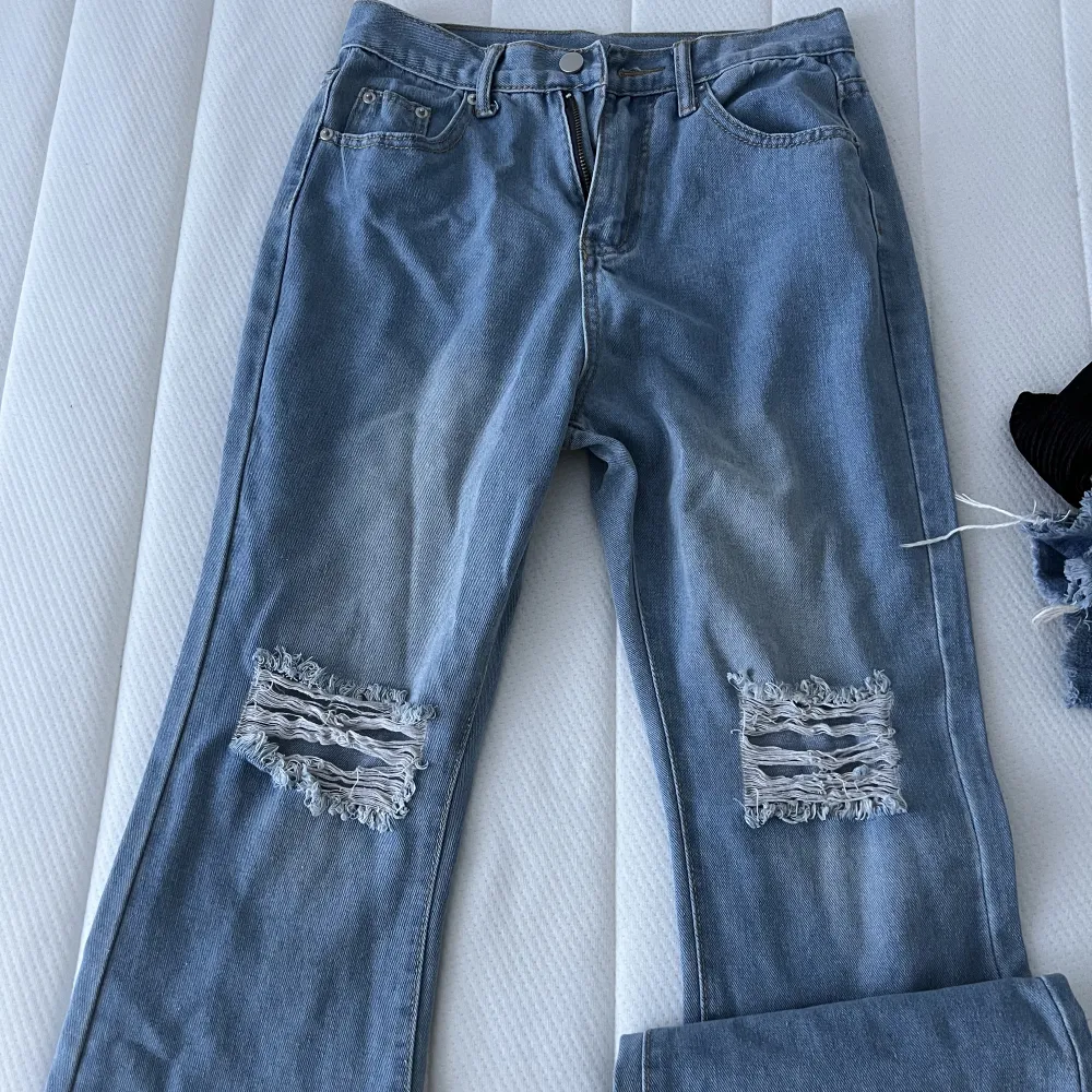 Aldrig använt dessa jeans, dessa är tajta vid låren och sträcker ut sig ner åt. Jeans & Byxor.