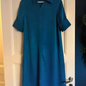 Blå skjortklänning i silkestyg från & Other Stories. Mycket bra skick! Storlek 34, men passar även 36