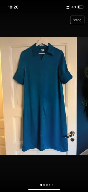 Skjortklänning & Other Stories - Blå skjortklänning i silkestyg från & Other Stories. Mycket bra skick! Storlek 34, men passar även 36