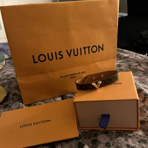 Louis Vuitton armband  - Säljer mitt LV armand då det tyvärr inte kommer till användning. Köpt i Stockholm förra sommaren, kvitto,låda dustbag och även påse finns och ingår vid köp. PM vid mer frågor/bilder. Inga tecken på användning. Köpt för 2400