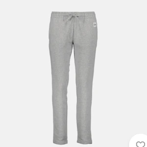 Raka gråa mjukis - Jätte sköna gråa mjukis, går att sprätta bort märket på sidan om man inte vill ha det. Använda några gånger men inget fel på dem. 