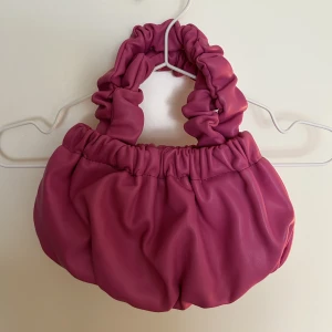 Väska - Liten rosa väska. Använd en gång💕