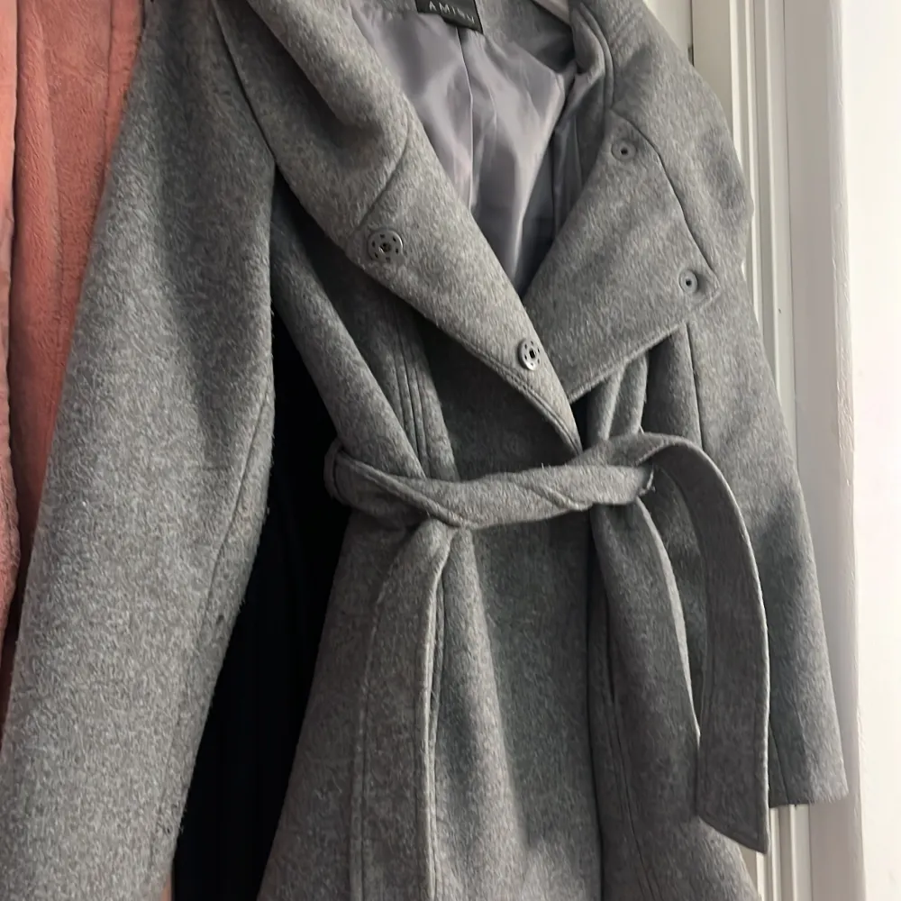 Säljer Dena gråa kappan super snygg använd en höst bra material håller en varm . Jackor.