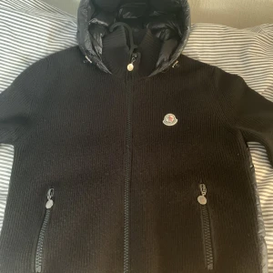 Moncler Cardigan - En Moncler Maglione tricot Cardigan. Köpt på Garmsmarket för cirka 2 månader sedan. Enligt honom är den i 8/10 skick. Har fler bilder om man är intresserad! 