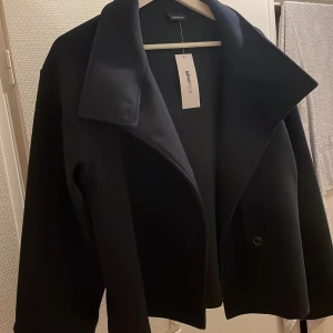 Kort kappa  - Slutsåld kappa från Gina! Storlek S aldrig använd med prislapp kvar!!😊 (Många intresserade så köp direkt för 700!!)🤗🙏