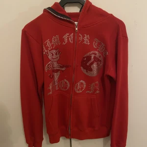 AIM FOR THE MOON - Rinestone tröja från AIM for the MOON Nyskick Använd en gång Säljer pga fick i samarbete men har redan en