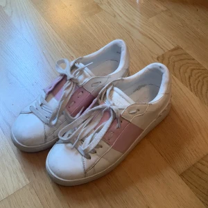 Valentino skor - Säljer dessa fina rosa valentino skor 💕Okej/fint skick. Är även öppen för byten mot andra färger!