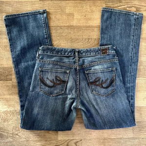 Lågmifjade bootcut jeans  - Syperfina lågmidjade bootcut jeans i den perfekta färgen! 