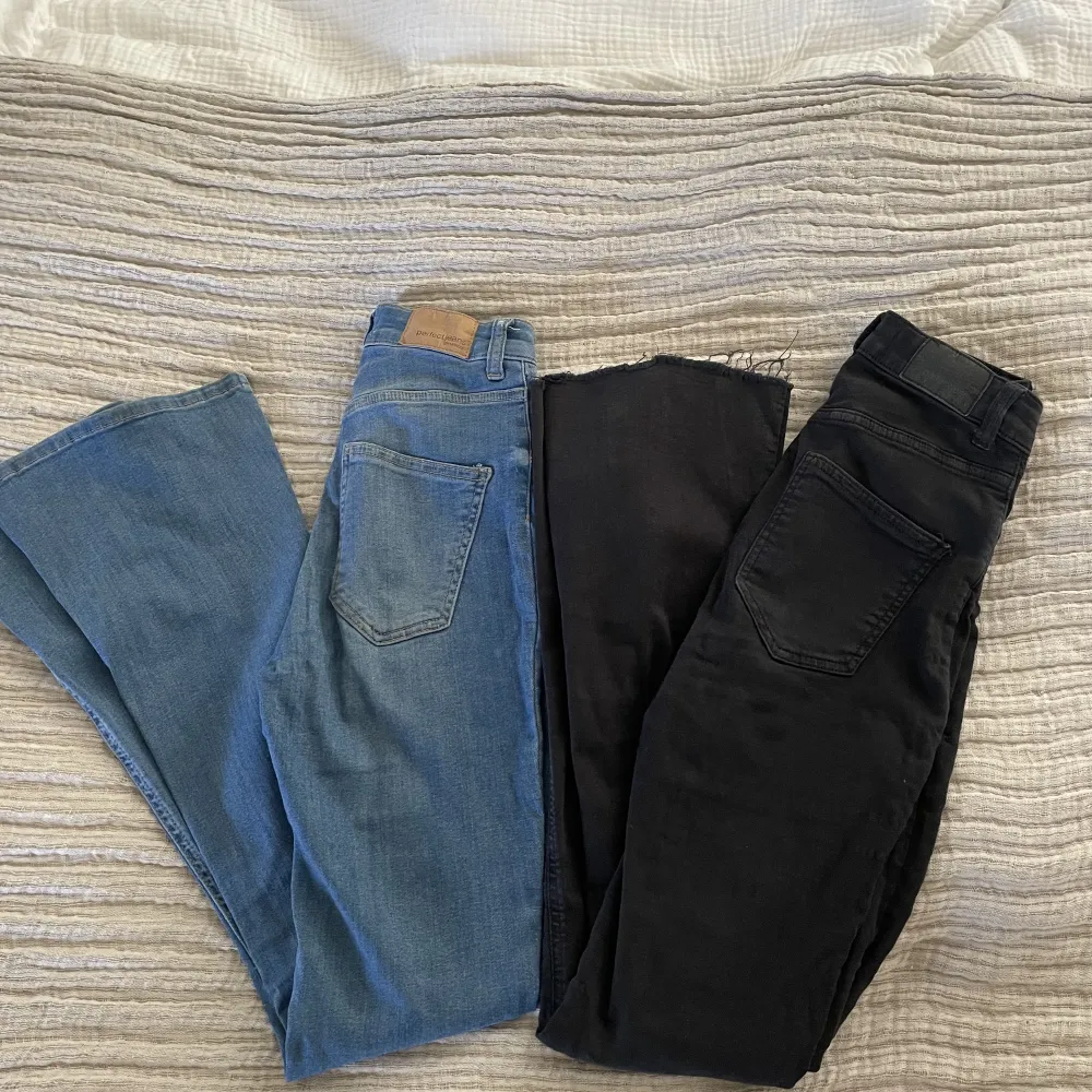 Säljer dessa bootcut jeans från gina tricot.  är en storlek S men är tyvärr något små för mig. är lagom långt för mig som är 166 cm och är low/mid waist 🩵 100 kr styck! . Jeans & Byxor.