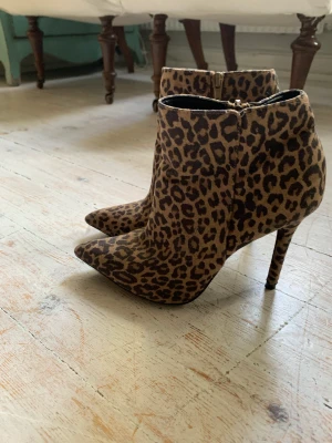 Stövletter i leopardmönster - Jätte snygga stövletter i leopardmönster som matchar med sjukt mycket. Ex: jeans och trenchcoat eller skinnbrallor och kavaj. Helt rätt stuk på tån och klacken. Stl 37