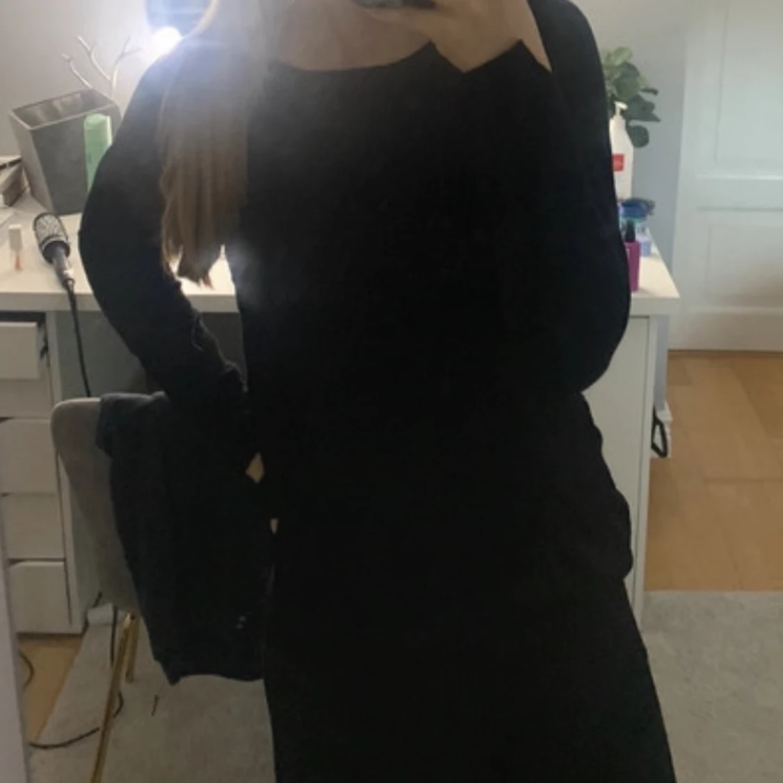 Svart tröja med slits vis armen