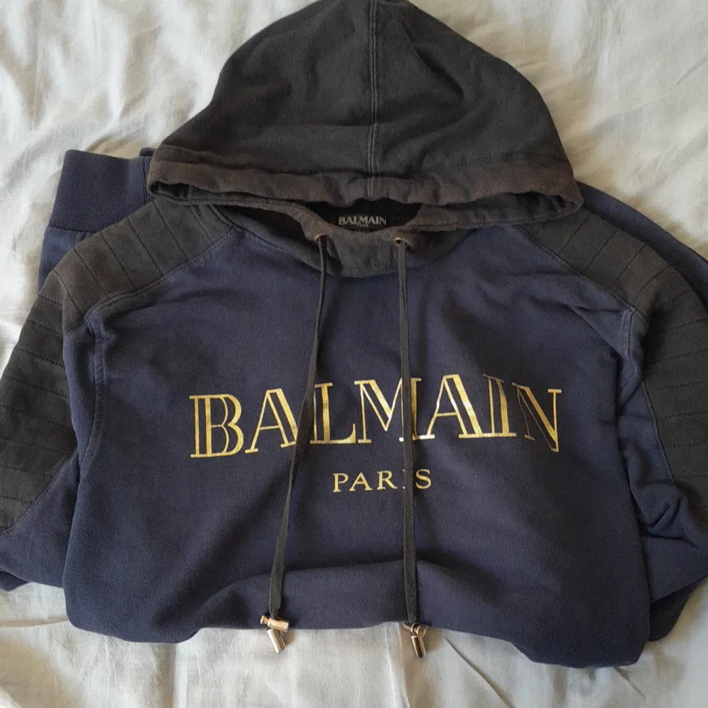 Balmain tröja som jag inte använder längre. Har använt den många gånger vilket syn lite, men det kommer på priset. Priset kan även diskuteras. Hupparit & Collegepaidat.