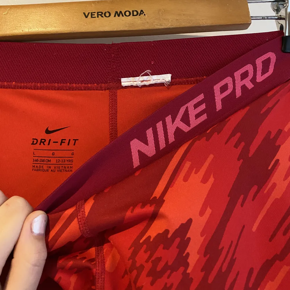 Nike pro träningsbyxor ifrån Nike i storlek 146/152 men jag kan ha de som brukar bära xs/s! Köparen står för frakten! Använd gärna ” köp nu ”❤️. Shorts.