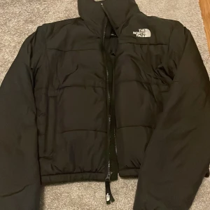 The north face jacka - Säljer denna aldrig använd. Säljer pga att jag är lite längre och tycker om längre jackor. Använd Max 2-4 ggr.  Nypris 700kr säljer för 400. Säger nu så att det inte blir några missförstånd det är en tunnare jacka ej en vinterjacka!