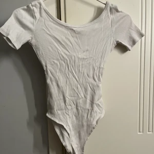 Body - Väldigt fin vit body som sitter väldigt bra