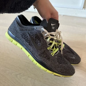 Nike free tr fit 39  - Sköna träningsskor från Nike, använda inne på gym därav lågt pris😊