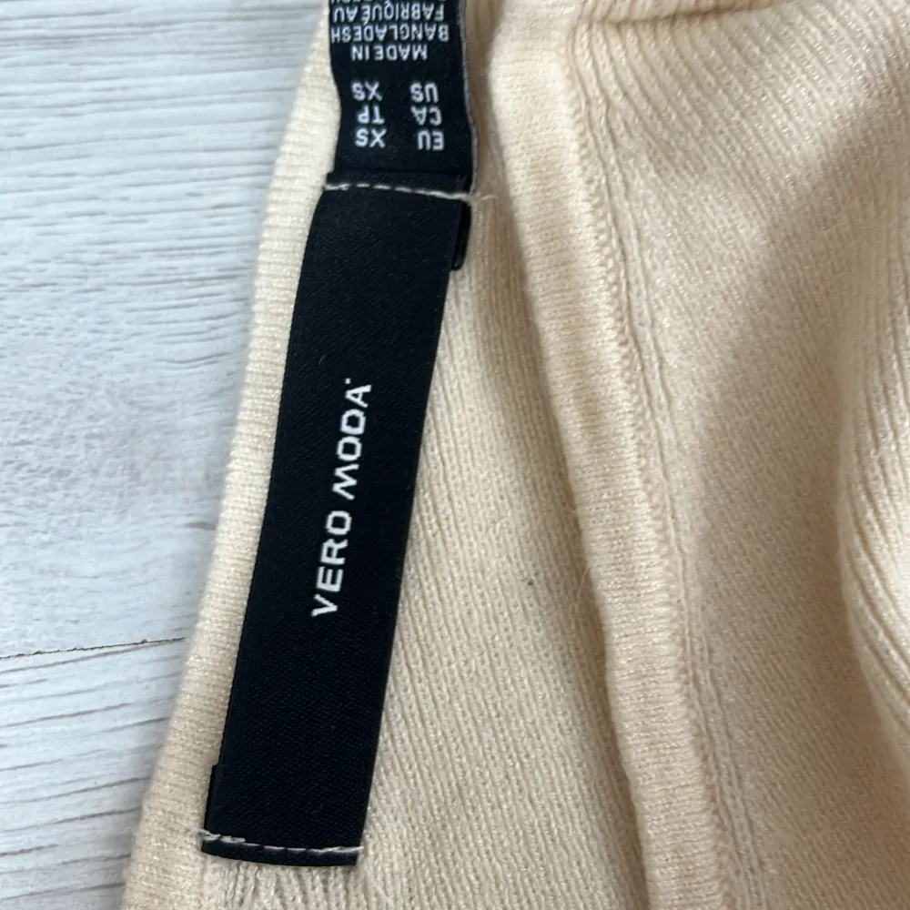 Jättesuperfin v ringad stickad tröja från vero Moda. Använt typ 2 ggr. Stickat.