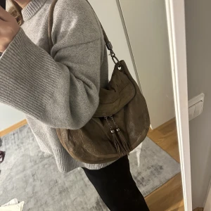 Vintage väska - Vintage väska i äkta skinn! Så himla rymlig med flera olika fack💗