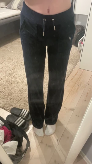 Säljer juicy byxor - Mörkblå juice coutore byxor, med fickor bak. storlek xxs