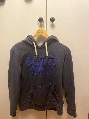 Super dry hoodie - Säljer en hoodie i storlek S från super dry, nästan helt oanvänd💕🪩