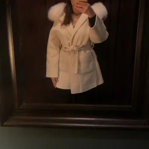 Päls kappa - Pälskappa från vivanilla priset kan jag sänka vid snabb affär. De äkta rävpäls och Kashmir. Den har päls vid handlederna också som inte är med på bilderna.