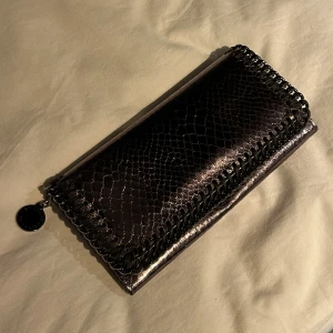Stella McCartney plånbok - Oanvänd plånbok. Nypris: 5 500kr