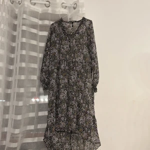 Genomskinlig klänning - Lång blommig klänning, bra skick