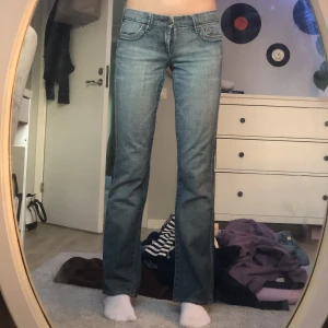 Blåa Jeans - Jättefina urtvättade blåa jeans. Säljer då dem är nån cm för korta för mig. Jag är 169☺️ Använda några gånger. Vintage jeans💕