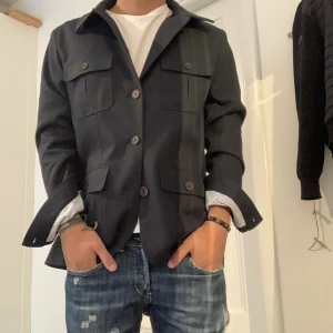 Kavaj Overshirt - Mörkblå kavaj-overshirt i storlek, M. Använd 2-3 gånger. Ny pris 1399kr Kontakta gärna om du har några frågor eller funderingar gällande pris eller plagg