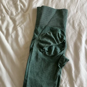 Träningstights - Säljer dessa träningstights från shein då de inte kommer till stor användning längre. De är bra kvalitet och är inte genomskinliga. De är storlek S.