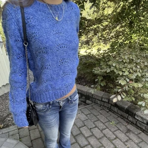 Stickad tröja från Pieces - Säljer denna fina stickade tröja från Pieces💗Den är knappast använd, och i mycket bra skick. Den är helt slutsåld i alla storlekar på Zalando, och därför mycket eftertraktad💕