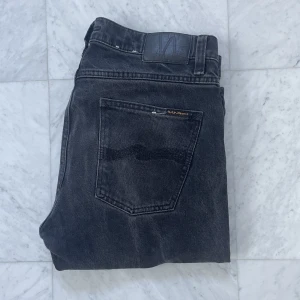 Nudie jeans ’Lean Dean’ - Säljer nu dessa feta Nudie Jeans i den eftertraktade modellen ’Lean Dean’ som är en slim passform. Jeansen är i fint skick utöver några lagningar som syns på den första bilden - Nypris: 1800 kr - Storlek: 31/32 - Hör av er vid minsta fråga eller fundering