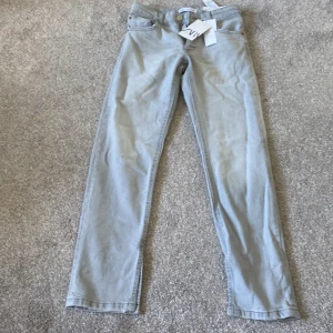 Zara Jens  - Säljer min helt oanvänd zara Jens dom är gråa  nypris 300kr men säljer nu för 200kr 