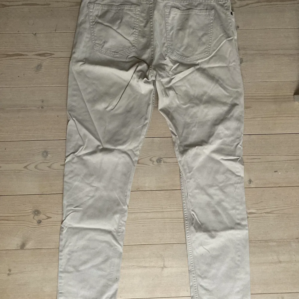 Ljusa chinos från H&M  Storlek M - slim fit  Sparsamt använda och i gott skick . Jeans & Byxor.