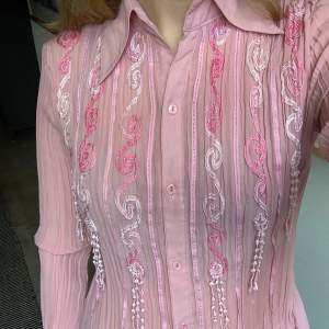 Rosa plissé skjorta som är lite genomskinlig, använd kanske 3 gånger, väldigt fina detaljer!