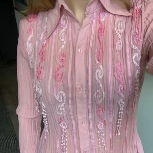 Plissé Skjorta - Rosa plissé skjorta som är lite genomskinlig, använd kanske 3 gånger, väldigt fina detaljer!