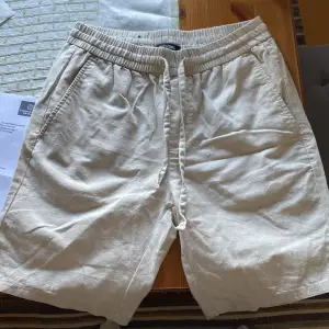 säljer mina linne shorts då jag inte använder dom, dom är storlek S och använda ca 5-6 ggr så är som nya. nypris ca 400-500 kr