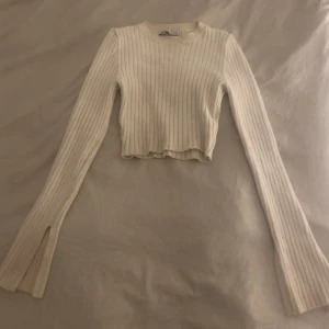 Zara topp - ”Ribbad” lite croppad typ av topp, beige och långärmad med slitt i ärmarna🥰strl S💘