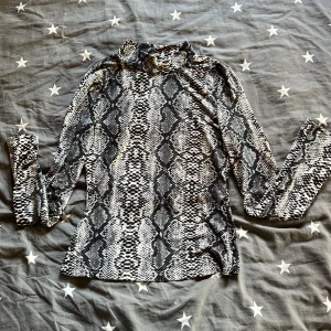 Tröja ormmönster - Från SHEIN, har en liten mini polo, är väldigt stretchig så passar nog dom som har M oxå 