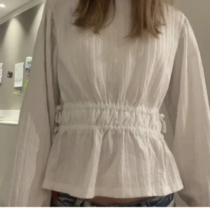 Vit tröja - Säljer dena fina vita tröjan i gott skick!💓 tryck ej på köp nu!  Det står i den att de är 11- 12 år men tycker att den är som S 