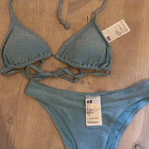 Glittrig bikini - Säljer dessa bikini set från hm💞 Aldrig använt endast testad (har trosskyddet kvar)🫶🏻