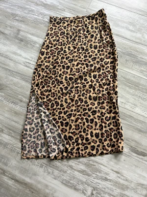 Kjol - Kjol från stradivarius använd bara en gång. Normal i storlek och är i mycket bra skick! Fin djur mönster med bra kvalitet att ha på sig. 