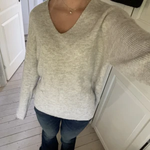 Stickad tröja - Säljer denna beiga stickade tröjan från veromoda💕