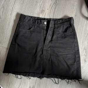 Denim kjol - Svart denimkjol i nyskick. Knappt använd. Storlek 38 från HM