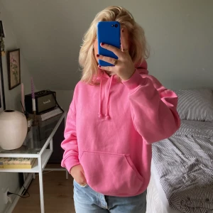 Hoodie💖 - Perfekta färgklicken nu till hösten🩷 Supermysig och har endast blivit använd ett fåtal gånger. Storlek S men sitter oversized. 
