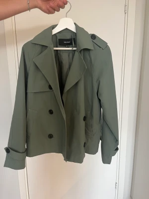 GRÖN TRENCHCOAT - Snygg jacka från veromoda som inte har några defekter 