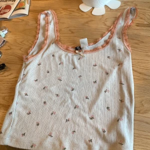 Linne från hm - Fint linne från hm som jag färgat. Skulle gissa att nypris är 100 säljer för 30 kr