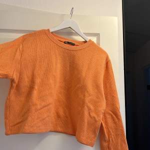Stickad tröja från Zara i en orange/peach färg. Något croppad 🧡   Köpt för 299 kronor   Enbart använd 1 gång och säljs pga att jag inte använder den 🧡